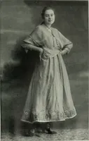 An illustration from Bekleidungskunst und Mode (1918)