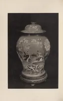 An illustration from [Chinese pottery of the Ch'ing dynasty in the collection of Dr. Kishi, Tokyo? 1917] (1917)