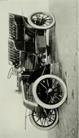 An illustration from The complete motorist, being an account of the evolution and construction of the modern motor-car; with notes on the selection, use, and maintenance of the same; and on the pleasures of travel upon the public roads (1905)