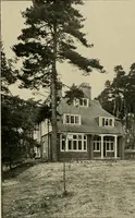 An illustration from Country-cottages and week-end homes (1912)