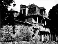 An illustration from Small French buildings; the architecture of town and country, comprising cottages, farmhouses, minor chateaux or manors with their farm groups, small town dwellings, and a few churches (1921)