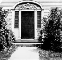 An illustration from Old New England doorways (1919)