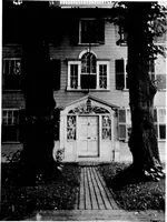 An illustration from Old New England doorways (1919)