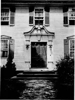 An illustration from Old New England doorways (1919)