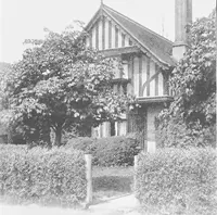 An illustration from Picturesque English cottages and their doorway gardens (1905)