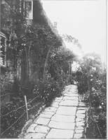 Picture 45 of 142 from Picturesque English cottages and their doorway gardens (1905), leaf 47