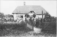 An illustration from Picturesque English cottages and their doorway gardens (1905)