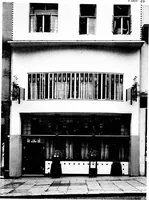 An illustration from English shop-fronts, old and new : a series of examples by leading architects, selected and specially photographed : together with descriptive notes and illustrations (1907)