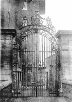 An illustration from English ironwork of the XVIIth & XVIIIth centuries; an historical & analytical account of the development of exterior smithcraft (1911)