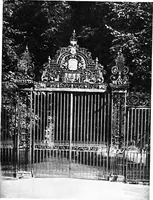 An illustration from English ironwork of the XVIIth & XVIIIth centuries; an historical & analytical account of the development of exterior smithcraft (1911)