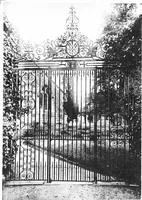 An illustration from English ironwork of the XVIIth & XVIIIth centuries; an historical & analytical account of the development of exterior smithcraft (1911)