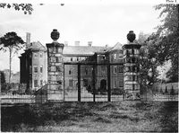 An illustration from English ironwork of the XVIIth & XVIIIth centuries; an historical & analytical account of the development of exterior smithcraft (1911)