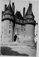 An illustration from Old Touraine; the life and history of the famous chateâux of France (1900)