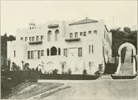 Picture 36 of 103 from De luxe flats : a book on flats and duplex homes ; showing the latest advance designs of this particular type of architecture, published to meet the requirements of all those who desire to study the flat or duplex home in its latest development. (1920), leaf 27