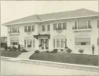 An illustration from De luxe flats : a book on flats and duplex homes ; showing the latest advance designs of this particular type of architecture, published to meet the requirements of all those who desire to study the flat or duplex home in its latest development. (1920)