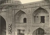 An illustration from Denkmäler persischer Baukunst : geschichtliche Untersuchung und Aufnahme muhammedanischer Backsteinbauten in Vorderasien und Persien (1901)