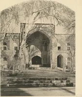 An illustration from Denkmäler persischer Baukunst : geschichtliche Untersuchung und Aufnahme muhammedanischer Backsteinbauten in Vorderasien und Persien (1901)