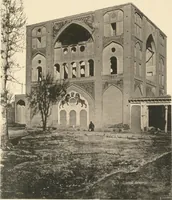 An illustration from Denkmäler persischer Baukunst : geschichtliche Untersuchung und Aufnahme muhammedanischer Backsteinbauten in Vorderasien und Persien (1901)