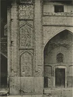 An illustration from Denkmäler persischer Baukunst : geschichtliche Untersuchung und Aufnahme muhammedanischer Backsteinbauten in Vorderasien und Persien (1901)