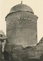 An illustration from Denkmäler persischer Baukunst : geschichtliche Untersuchung und Aufnahme muhammedanischer Backsteinbauten in Vorderasien und Persien (1901)
