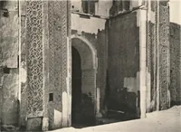 An illustration from Denkmäler persischer Baukunst : geschichtliche Untersuchung und Aufnahme muhammedanischer Backsteinbauten in Vorderasien und Persien (1901)