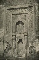 An illustration from Denkmäler persischer Baukunst : geschichtliche Untersuchung und Aufnahme muhammedanischer Backsteinbauten in Vorderasien und Persien (1901)