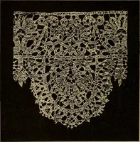 An illustration from Dentelles et guipures : anciennes et modernes, imitations ou copies. Varieté des genres et des points. 52 portraits documentaires, 249 échantillons de dentelles, collerettes, fraises, manchettes, rabats, etc. (1904)