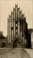An illustration from Deutsche Baukunst des Mittelalters und der Renaissance = old German architecture (1922)