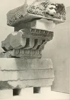 An illustration from Die Baukunst des Altertums (1910)
