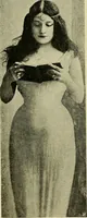 An illustration from Die Kultur des weiblichen Körpers als Grundlage der Frauenkleidung (1902)