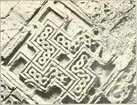 An illustration from Die Ornamente der Hakim- und Ashar-Moschee; Materialien zur Geschichte der älteren Kunst des Islam (1912)