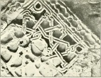 An illustration from Die Ornamente der Hakim- und Ashar-Moschee; Materialien zur Geschichte der älteren Kunst des Islam (1912)