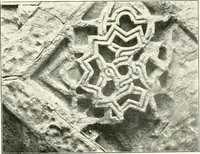An illustration from Die Ornamente der Hakim- und Ashar-Moschee; Materialien zur Geschichte der älteren Kunst des Islam (1912)