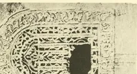 An illustration from Die Ornamente der Hakim- und Ashar-Moschee; Materialien zur Geschichte der älteren Kunst des Islam (1912)