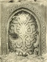 An illustration from Die Ornamente der Hakim- und Ashar-Moschee; Materialien zur Geschichte der älteren Kunst des Islam (1912)