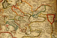 An illustration from Dionysiou Oikoumenes periegesis = Dionysii Orbis descriptio : commentario critico & geographico (in quo controversiae pleraeque quae in veteri geographia occurrunt explicantur, & obscura plurima elucidantur) ac tabulis illustrata (1658)