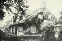 An illustration from The Dutch colonial house; its origin, design, modern plan and construction; illustrated with photographs of old examples and American adaptations of the style (1913)
