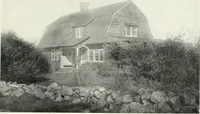 An illustration from The Dutch colonial house; its origin, design, modern plan and construction; illustrated with photographs of old examples and American adaptations of the style (1913)