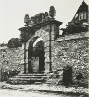 An illustration from Early renaissance architecture in England : a historical and descriptive account of the Tudor, Elizabethan, and Jacobean periods, 1500-1625 : for the use of students and others (1914)