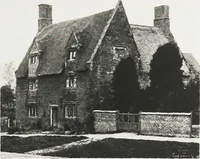 An illustration from Early renaissance architecture in England : a historical and descriptive account of the Tudor, Elizabethan, and Jacobean periods, 1500-1625 : for the use of students and others (1914)
