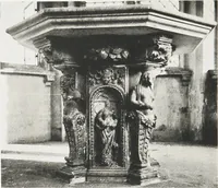 An illustration from Early renaissance architecture in England : a historical and descriptive account of the Tudor, Elizabethan, and Jacobean periods, 1500-1625 : for the use of students and others (1914)