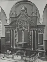 An illustration from Grinling Gibbons and the woodwork of his age (1648-1720) (1914)