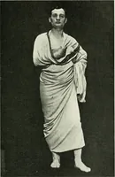 An illustration from Histoire du costume antique d'après des études sur le modèle vivant (1922)