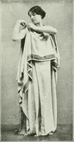 An illustration from Histoire du costume antique d'après des études sur le modèle vivant (1922)