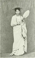 An illustration from Histoire du costume antique d'après des études sur le modèle vivant (1922)