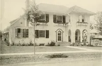 An illustration from Homes of moderate size; a collection of photographs and plans of modern suburban and country homes, following the colonial, Italian and English architectural styles, and arranged accordingly (1921)