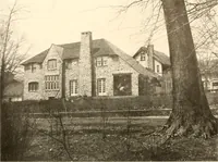 An illustration from Homes of moderate size; a collection of photographs and plans of modern suburban and country homes, following the colonial, Italian and English architectural styles, and arranged accordingly (1921)