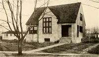 An illustration from Homes of moderate size; a collection of photographs and plans of modern suburban and country homes, following the colonial, Italian and English architectural styles, and arranged accordingly (1921)