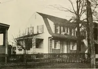An illustration from Homes of moderate size; a collection of photographs and plans of modern suburban and country homes, following the colonial, Italian and English architectural styles, and arranged accordingly (1921)