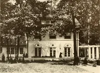 An illustration from Homes of moderate size; a collection of photographs and plans of modern suburban and country homes, following the colonial, Italian and English architectural styles, and arranged accordingly (1921)